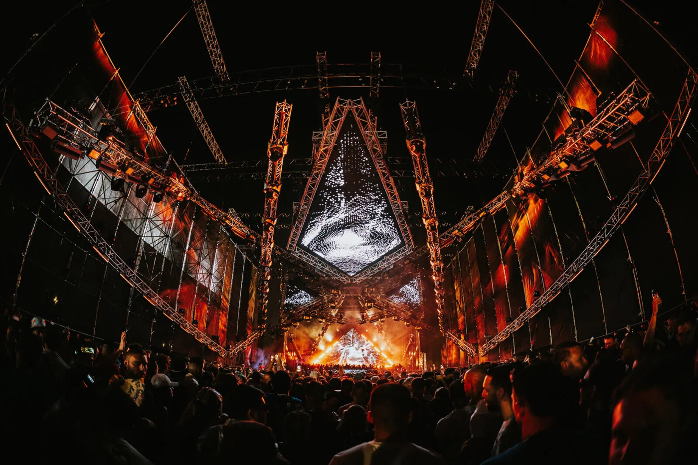 Ultra Europe – geometrisk sceneproduksjon og tett publikum i 2025