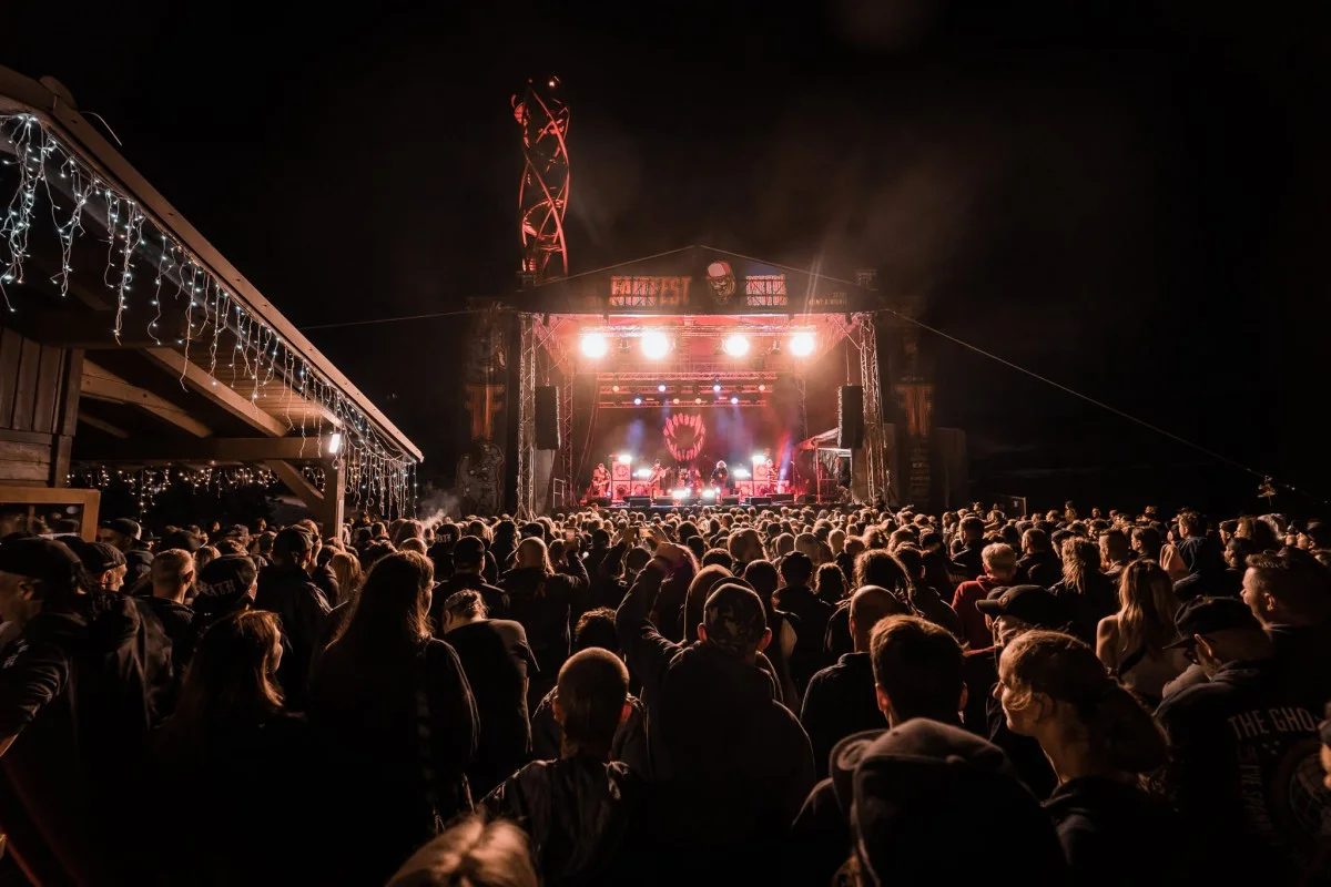 Fajtfest – festivalstemning med scenelys