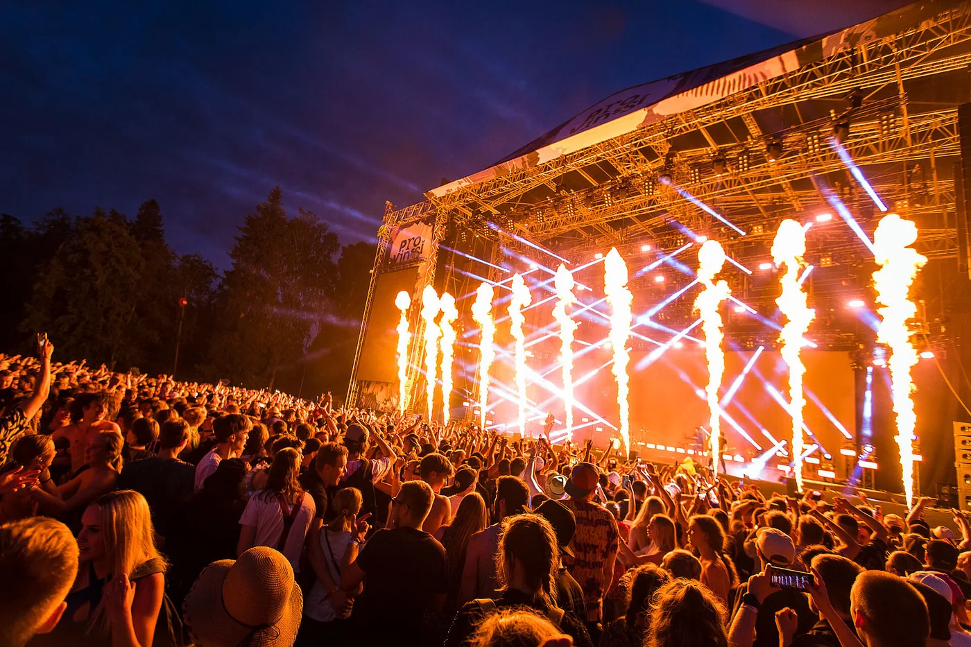 Provinssi: Pyro, lys og festivalpublikum.