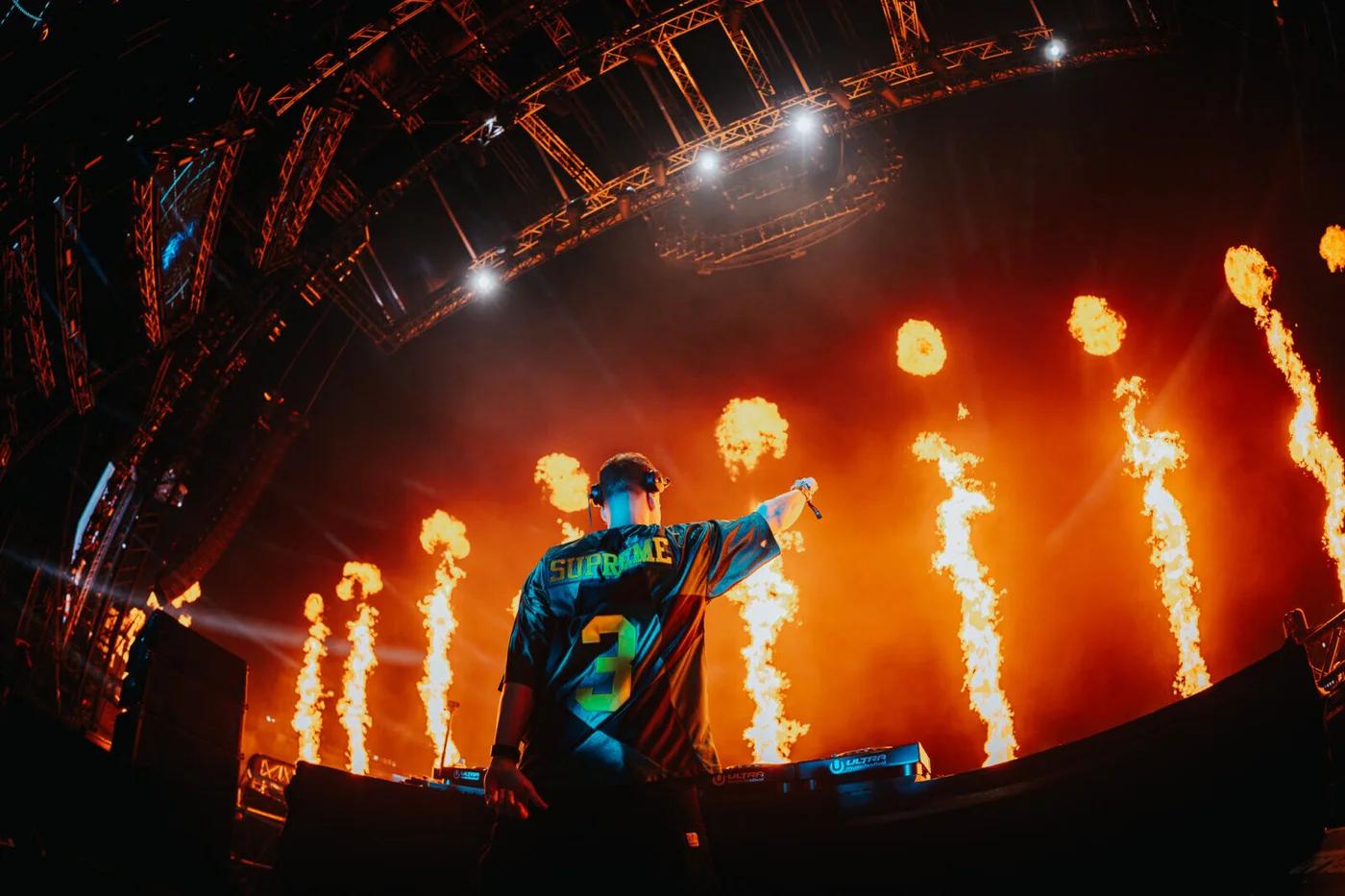 Ultra Europe – artist sett bakfra mot flammesøyler og festivalarenaen i 2025