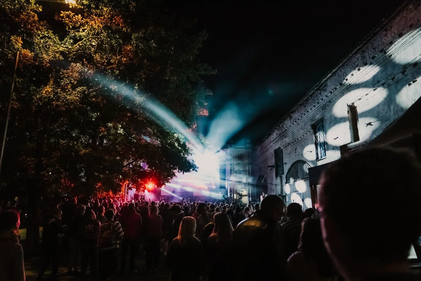 Station Narva – festivalstemning med scenelys
