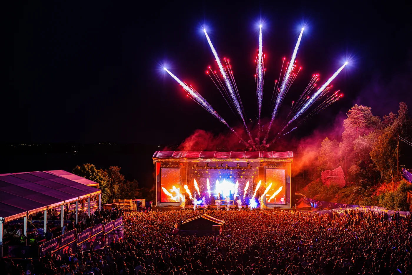 Sommerbris – festivalstemning med scenelys