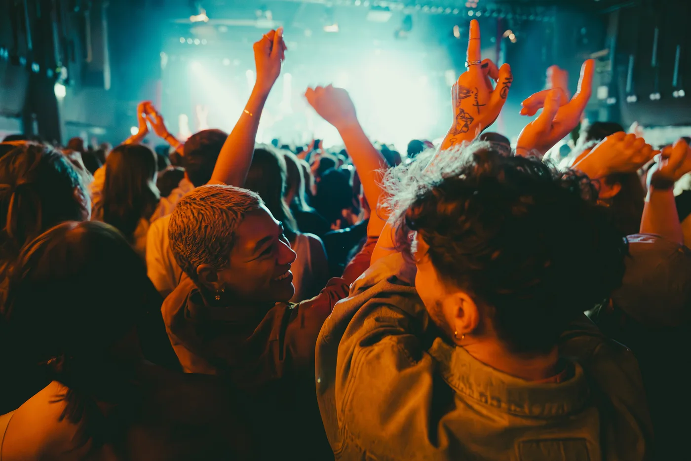C/O Pop Festival: Konsertstemning med publikum og hevede hender.