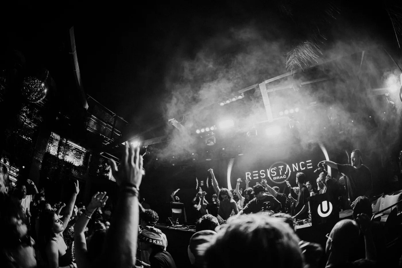 Ultra Europe – svart-hvitt øyeblikk fra Resistance-scenen og publikum i 2025