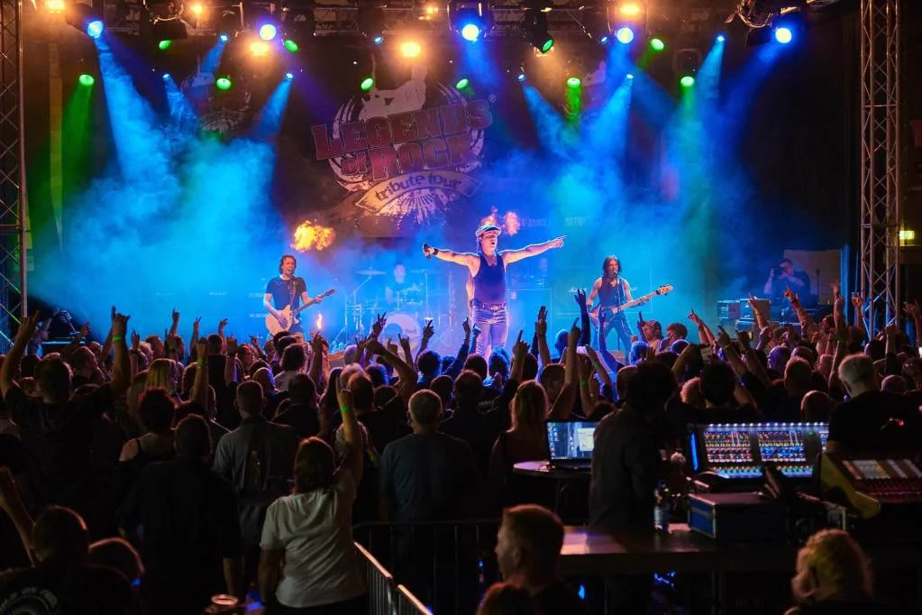 LEGENDS of ROCK Tribute Festival – festivalstemning med scenelys