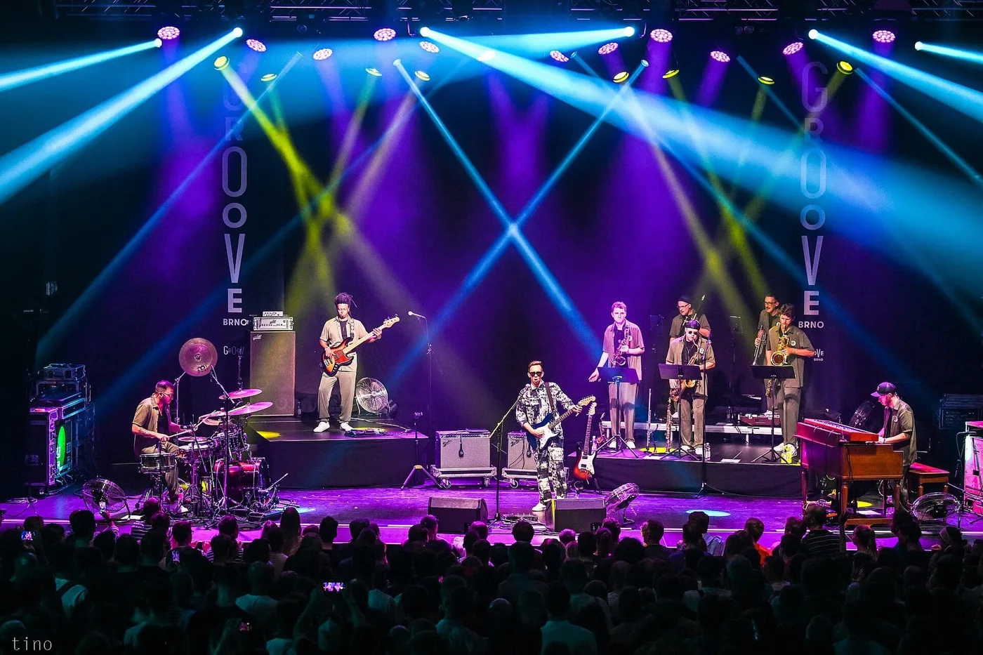 Groove Brno: Ensemble på den blå og lilla scenen.