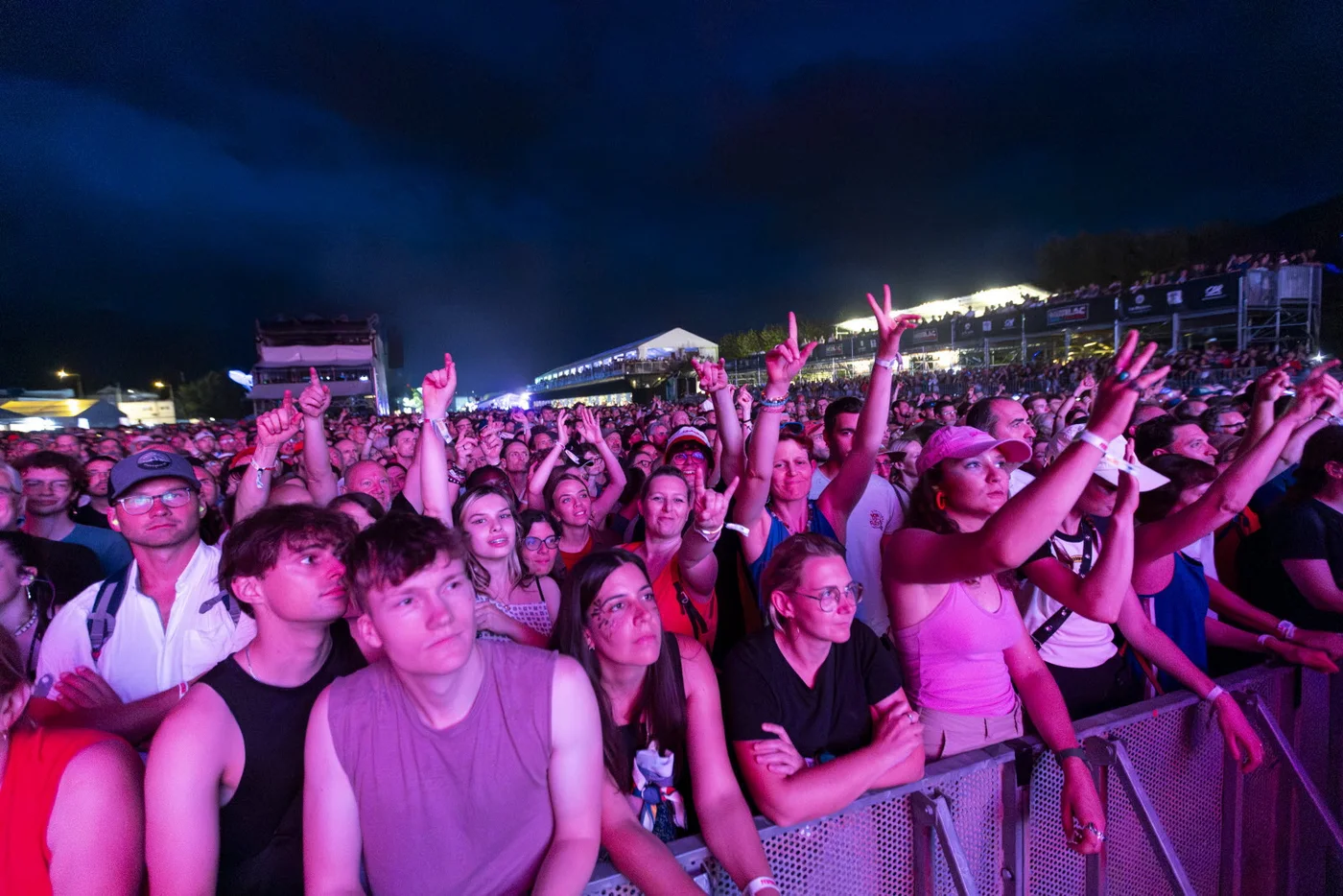 Festival Musilac: Publikum ved scenen under rosa kveldslys.