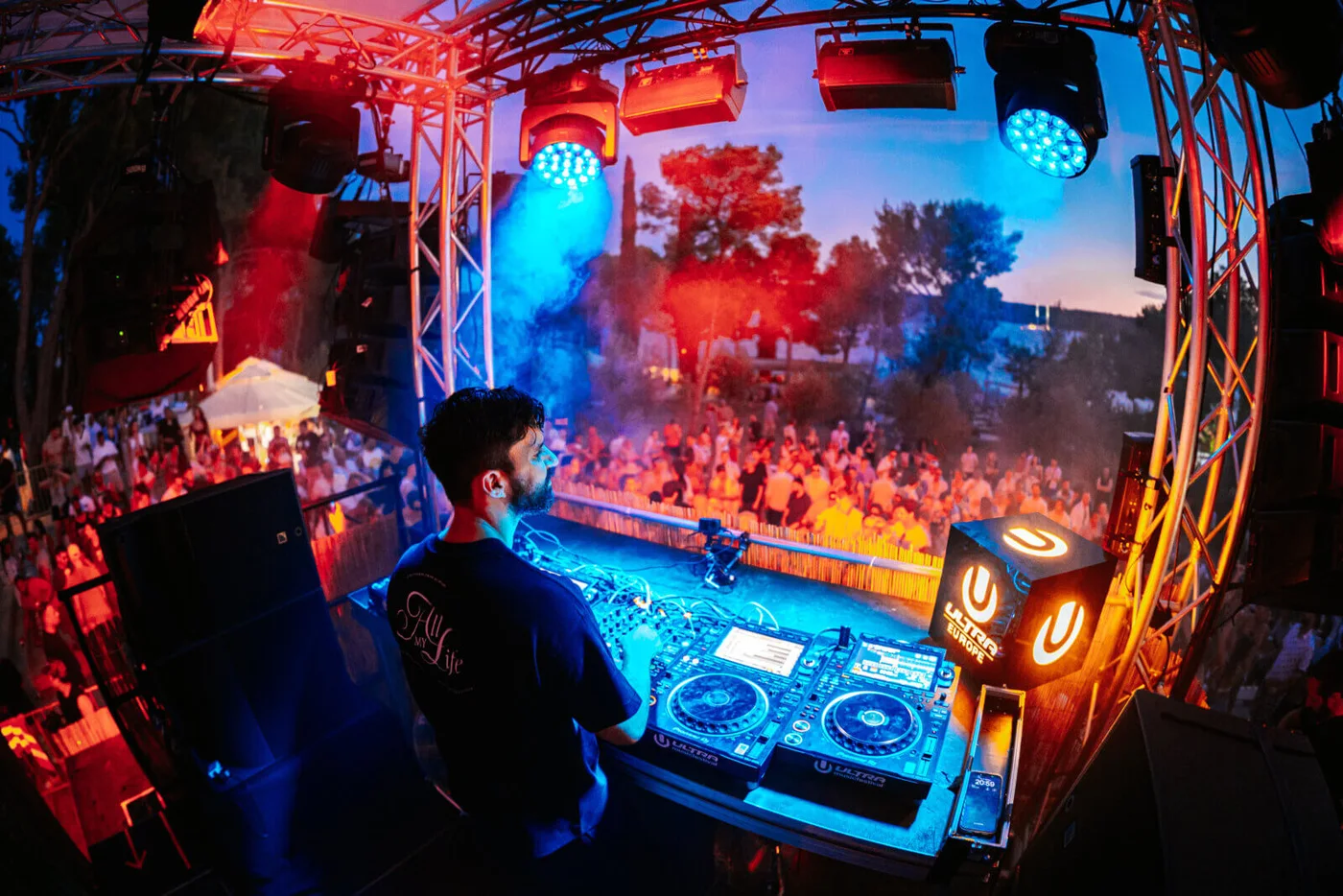 Ultra Europe – DJ-bås med publikum og røyk i et lyst uteområde i 2025