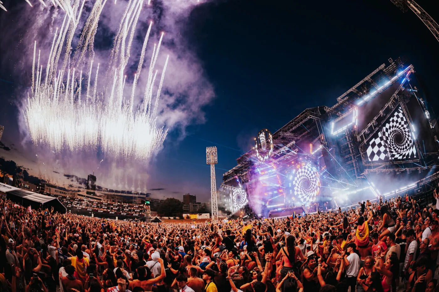 Ultra Europe – vid utsikt over hovedscenen, publikum og fyrverkeri i skumringen i 2025