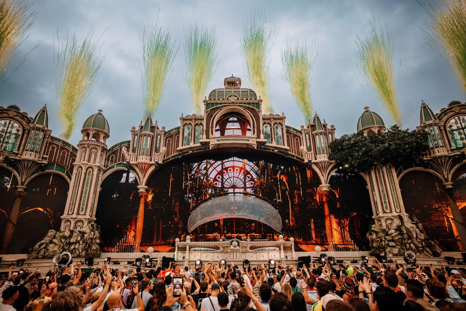 En av scenene på Tomorrowland Belgium 2026 med publikum og fargeeffekter