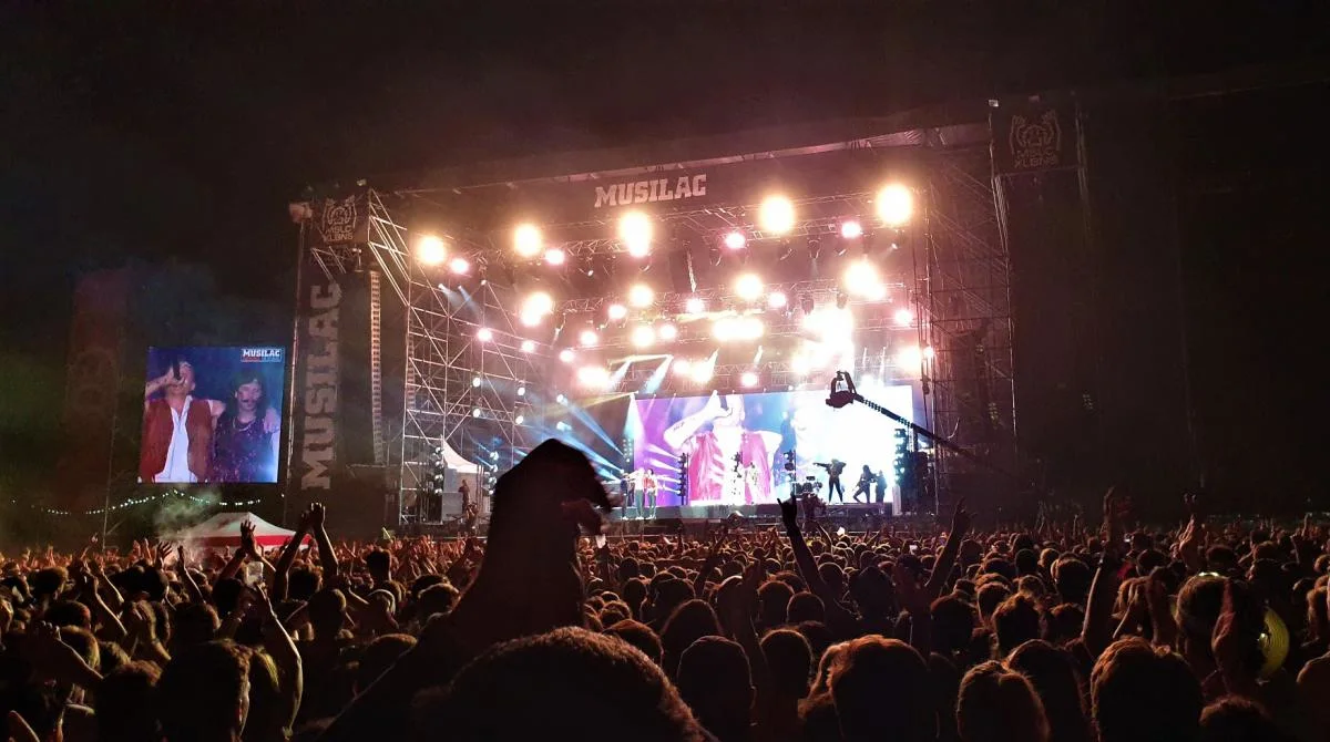 Festival Musilac: Kveldskonsert med scene og tett publikum.