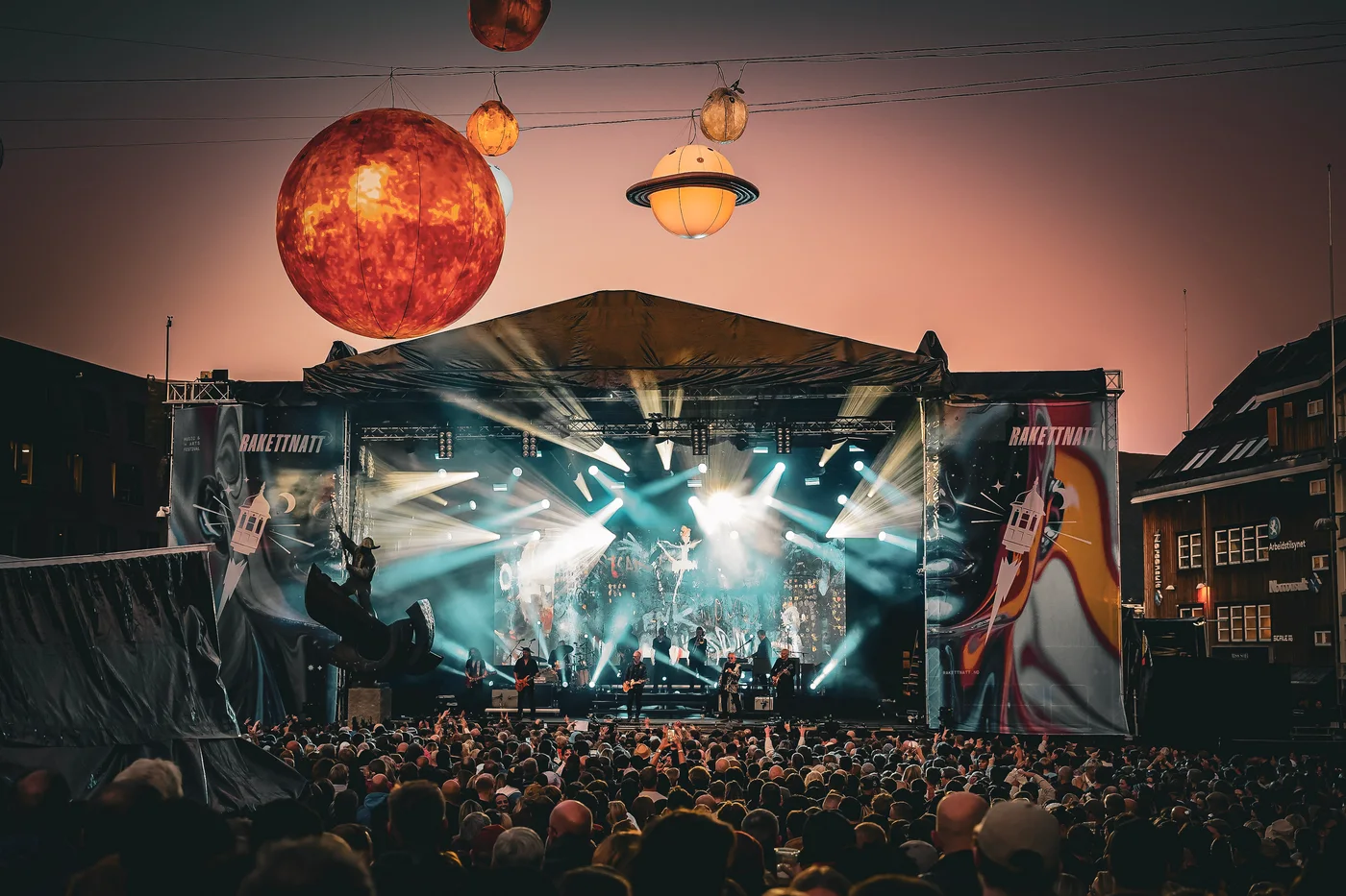 Rakettnatt Music and Arts Festival – scene og publikum