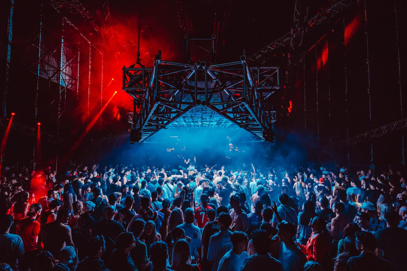 Ultra Europe – blått Resistance-rom med full sal i 2025