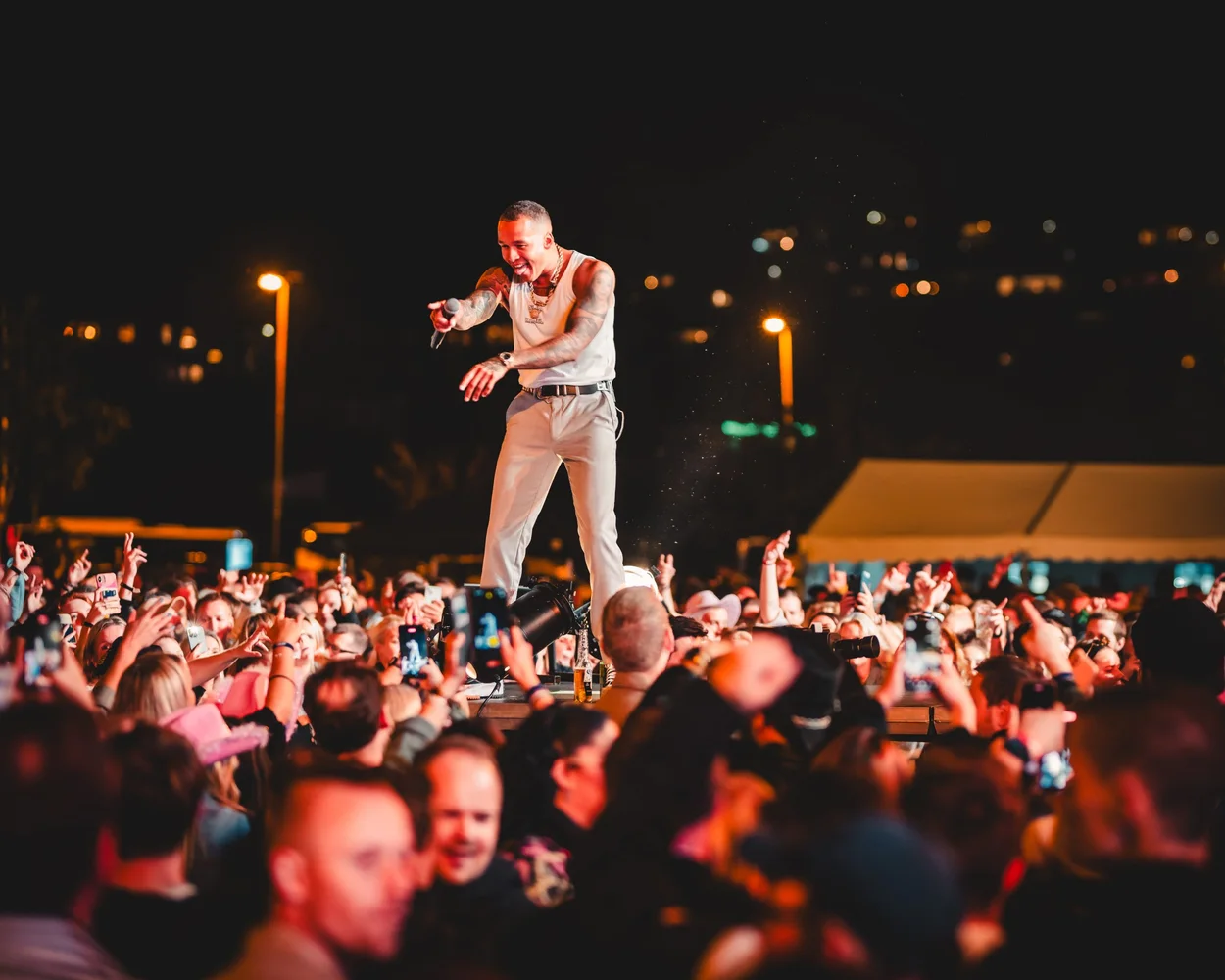 En artist møter publikum ute i folkehavet på Byfjordfestivalen.