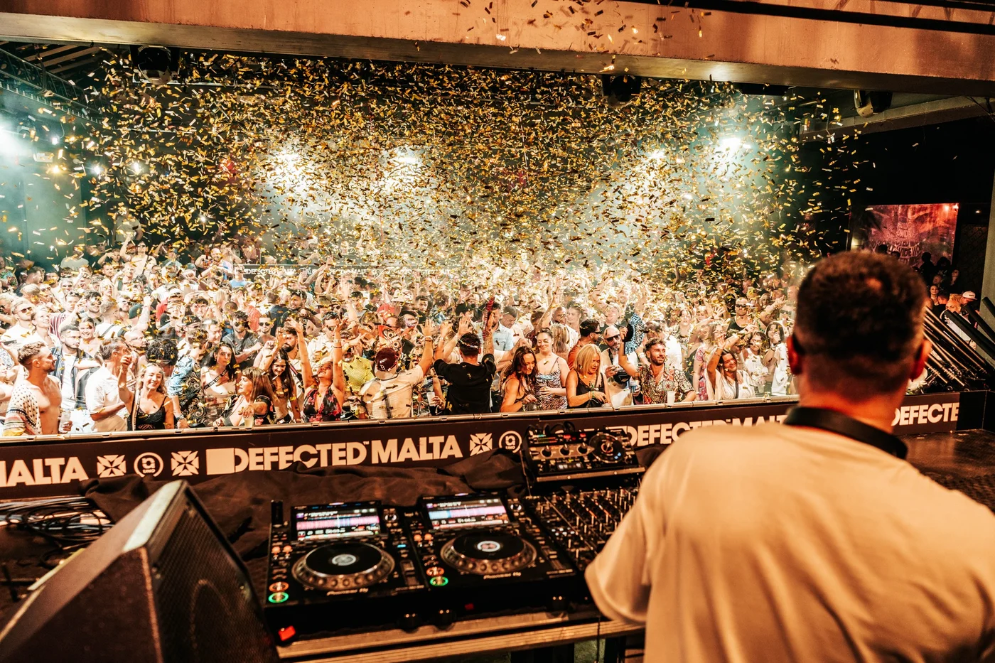 Defected Malta: DJ-bordet sett bakfra mot publikum under et konfettiregn.