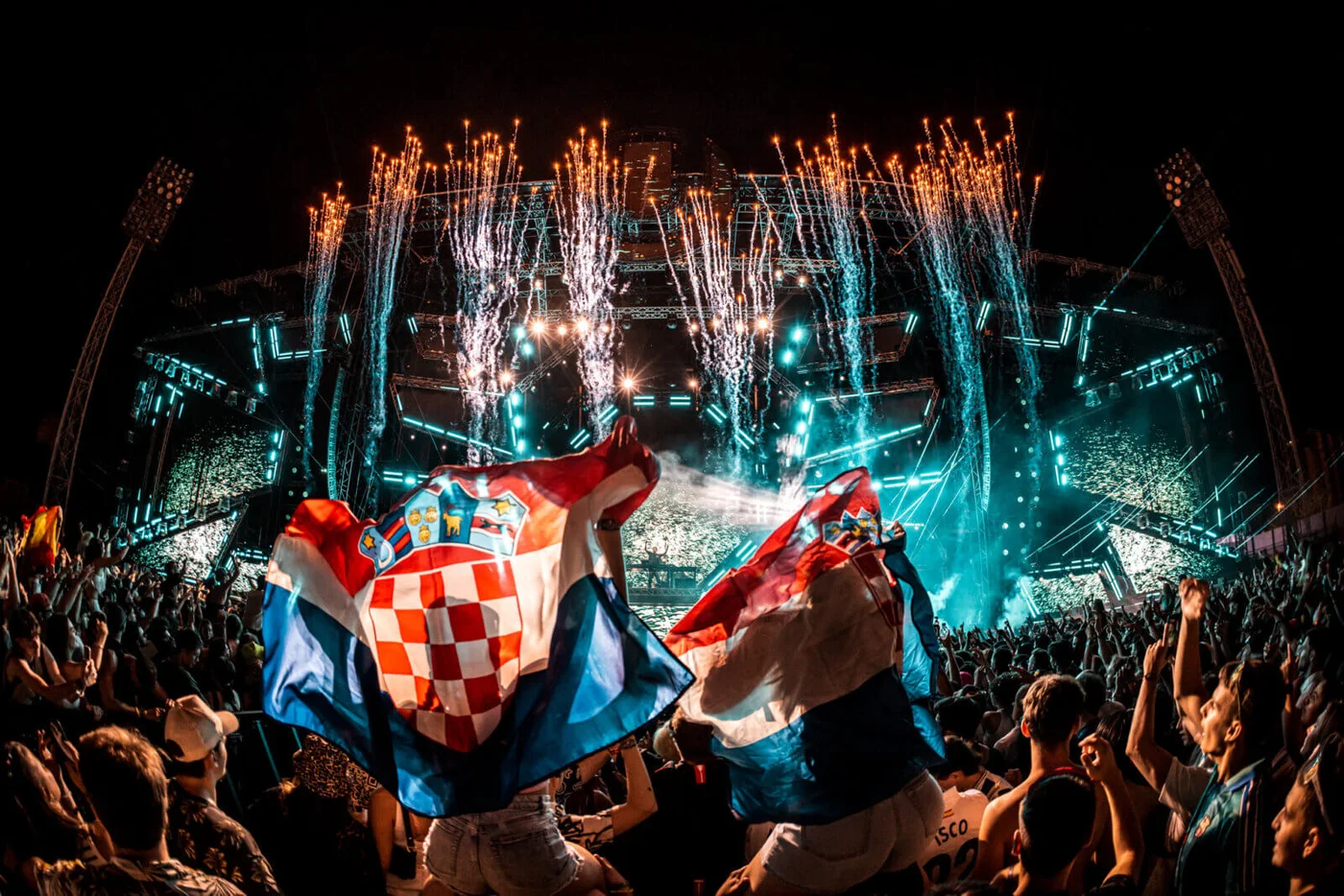 Ultra Europe – kroatiske flagg over publikum foran scenefyrverkeri i 2025
