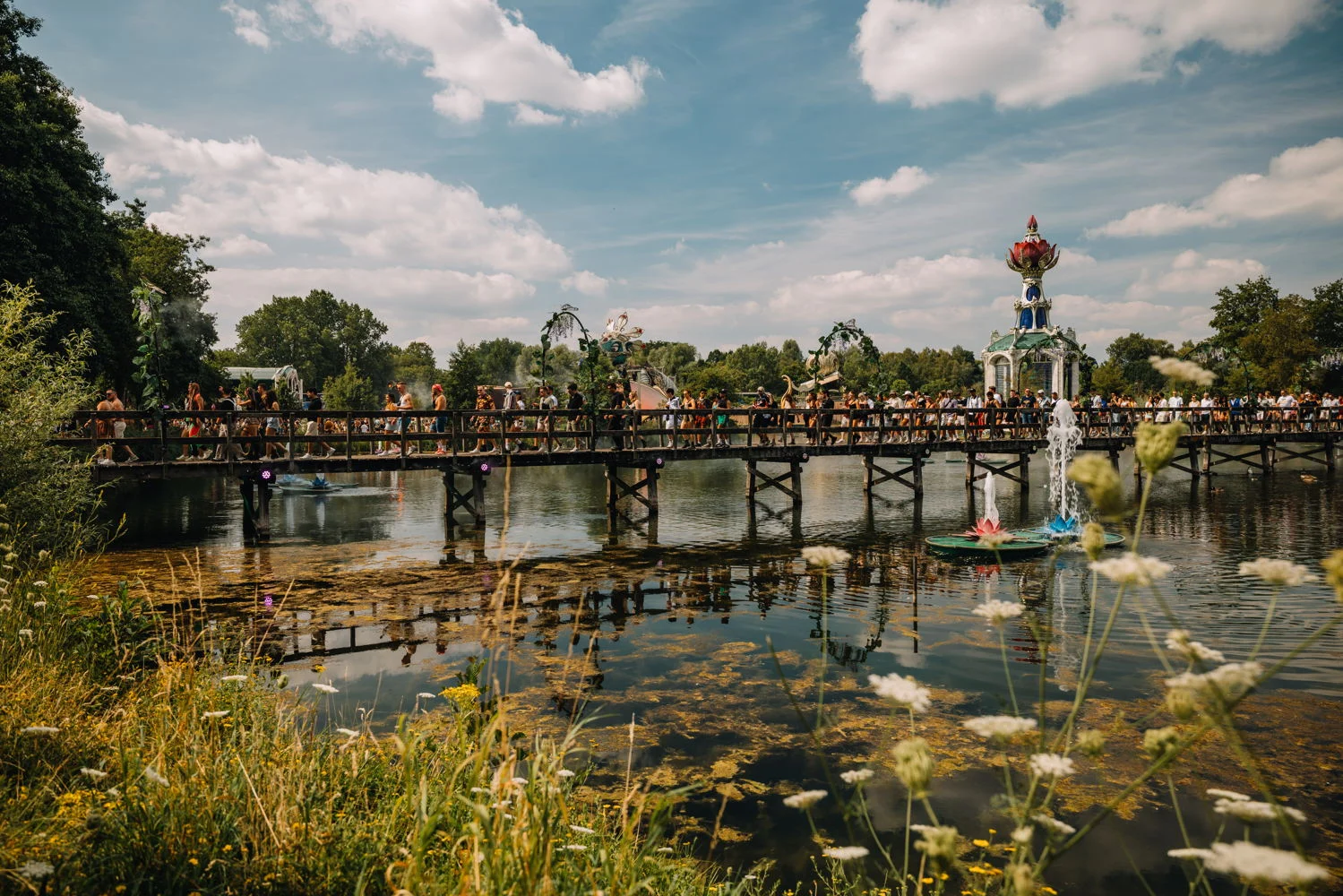 Festivalområdet på Tomorrowland Belgium 2026 med vann, natur og utsmykning