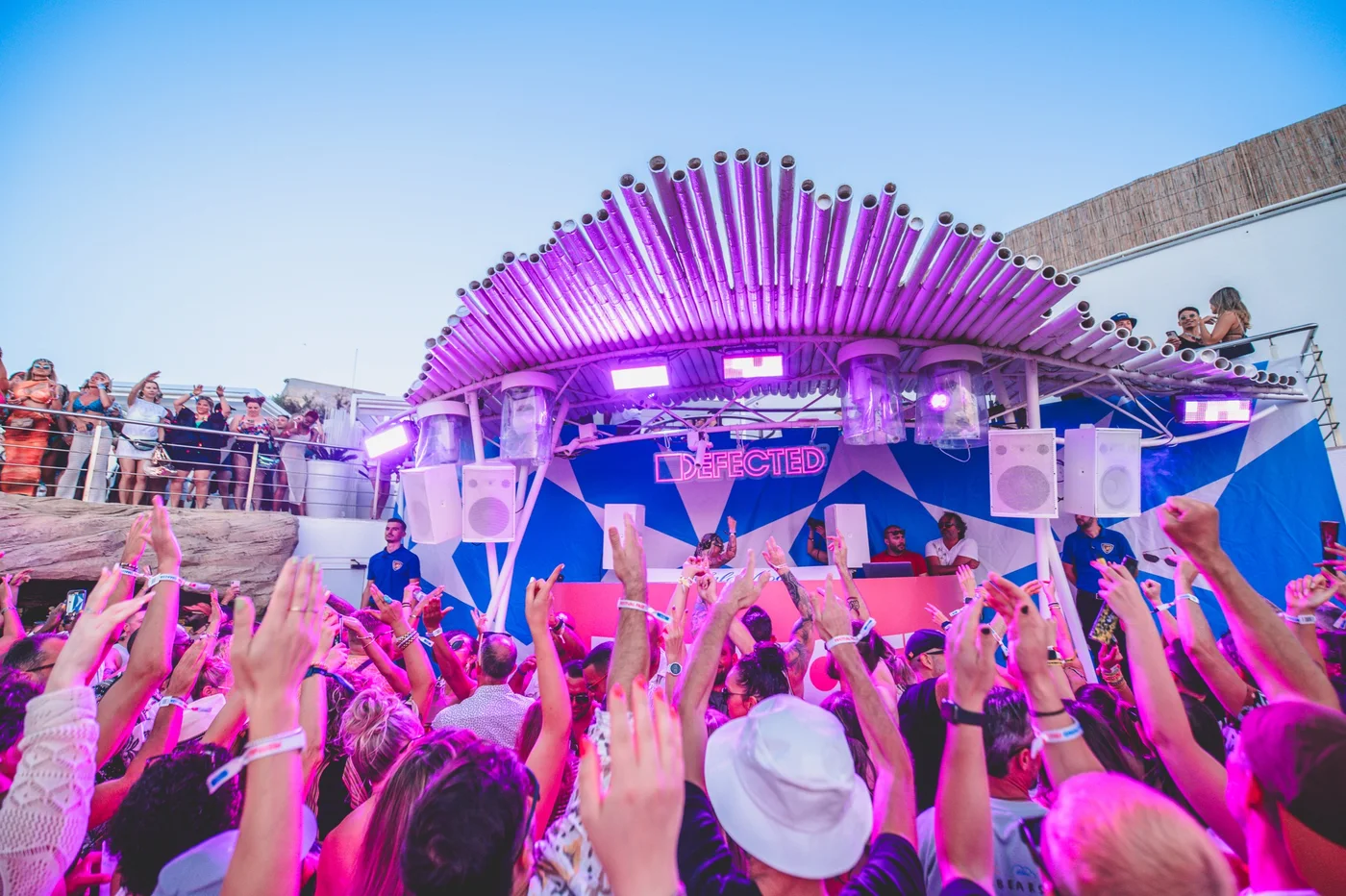 Defected Malta: Festivalgjester foran den lilla scenen i dagslys.