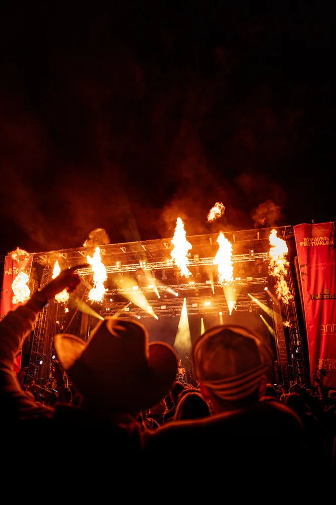 Publikum holder hendene i været i varmt konsertlys på Byfjordfestivalen.