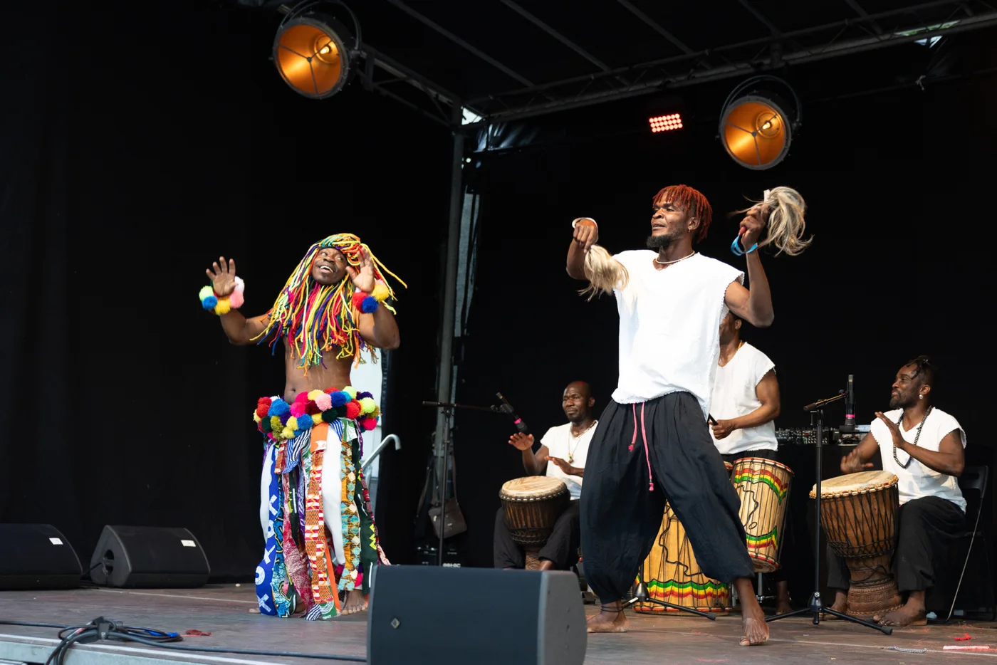 Afro Pfingsten: Hele ensemblet på scenen med sangere og perkusjon.