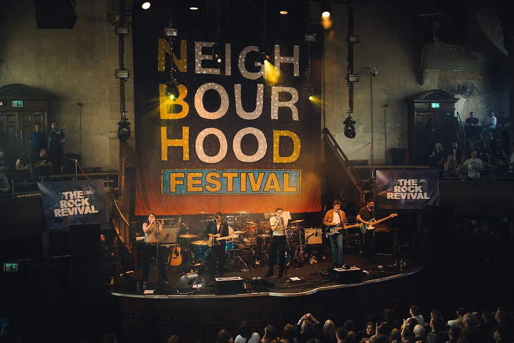 Neighbourhood Festivals scene og festivallogo i Albert Hall.
