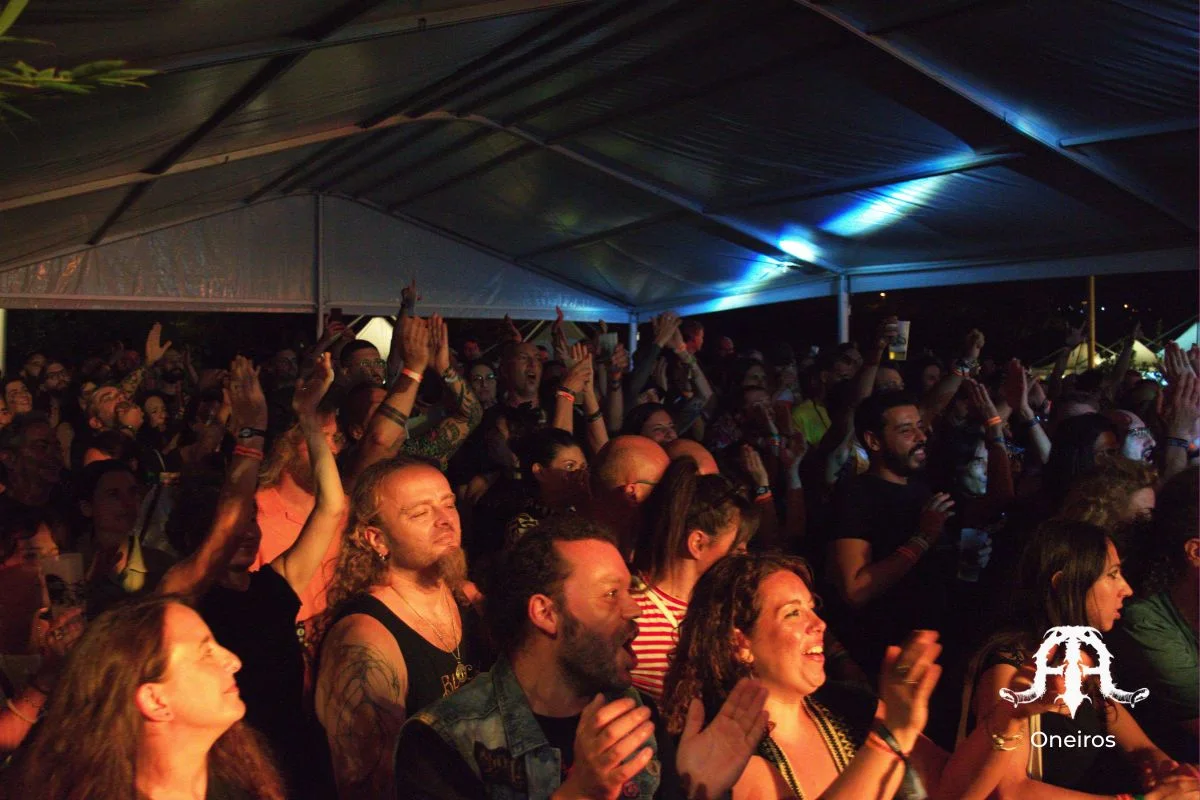 Frantic Fest: Et tett festivalpublikum foran utescenen.