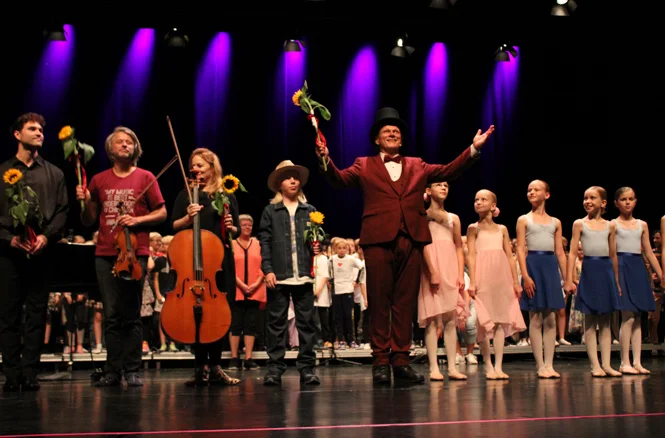 Klassiske dage: Hele ensemblet bukker på scenen.