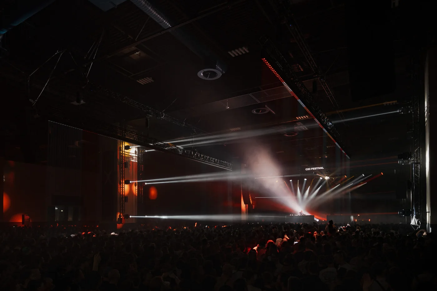 Club to Club (C2C) Festival: Lysstråler over hallen og konsertpublikummet i Lingotto.