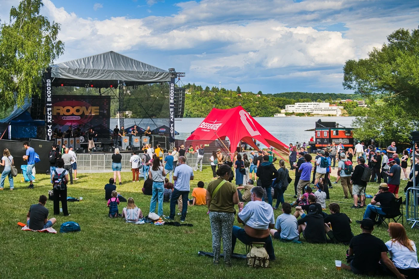 Groove Brno: Dagsbilde av utefestivalens område.