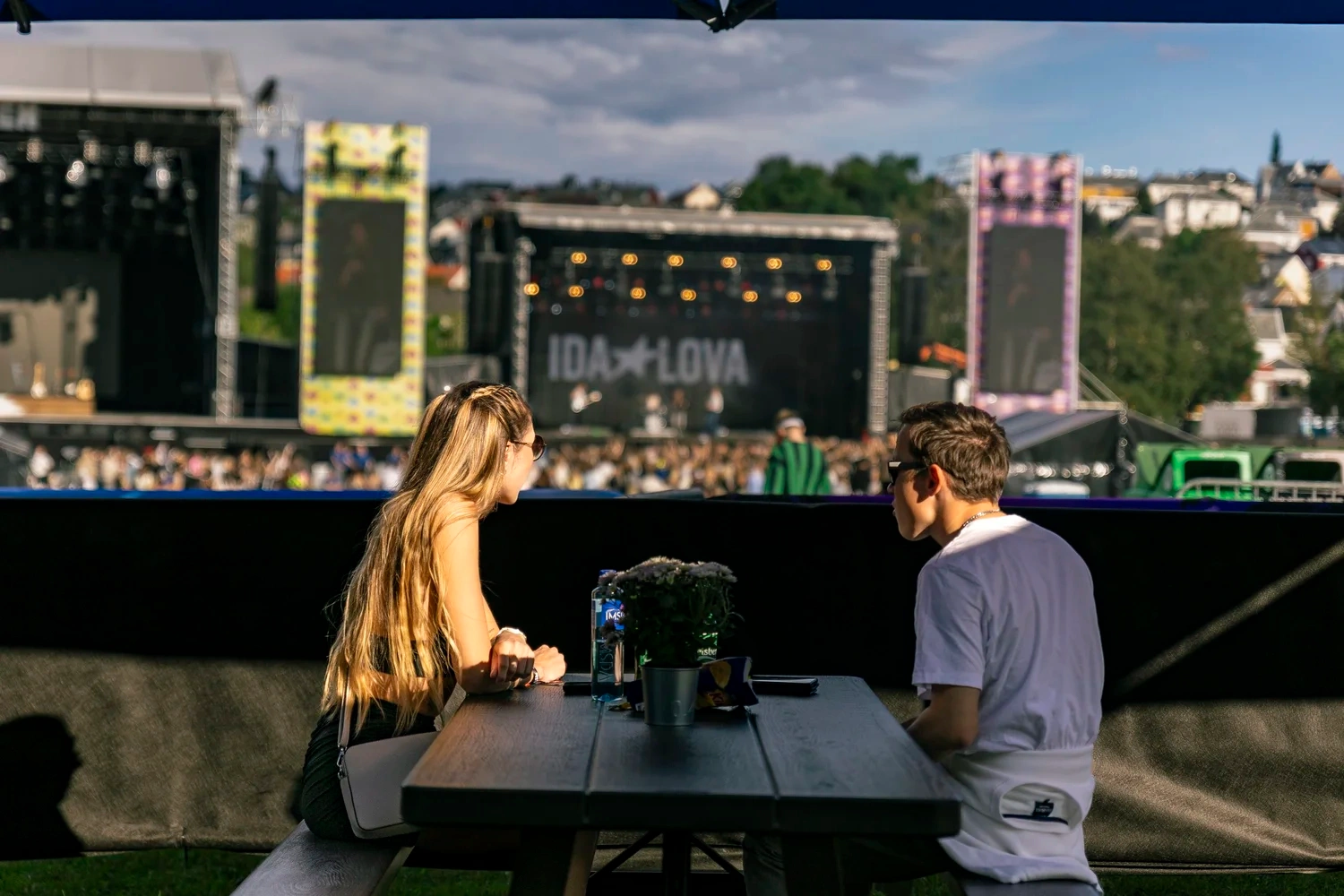 Festningen – utsikt fra festivalområdet mot scene og publikum