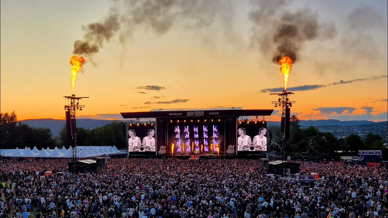 Tons of Rock med hovedscenen, sceneflammer og publikum over Ekebergsletta