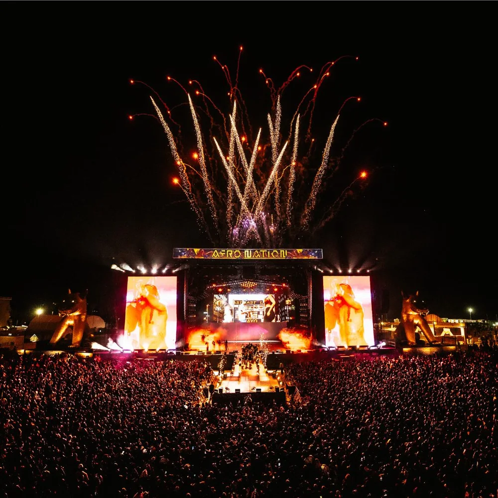 Afro Nation Portugal: Fyrverkeri over den store festivalscenen og folkemengden.