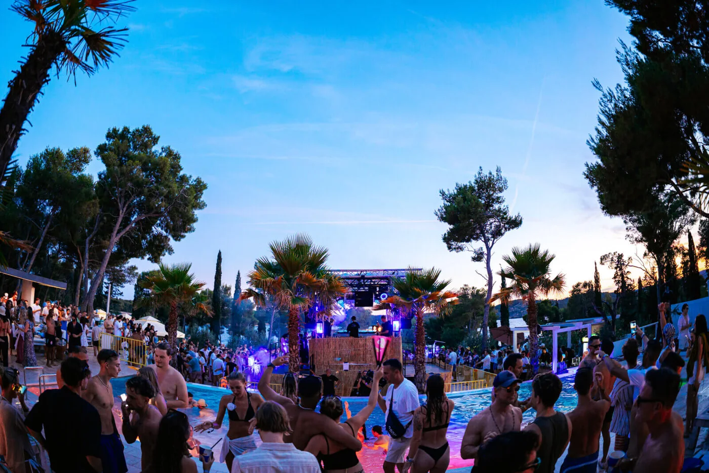 Ultra Europe – avslappet festivalpublikum mellom palmer i dagslys i 2025