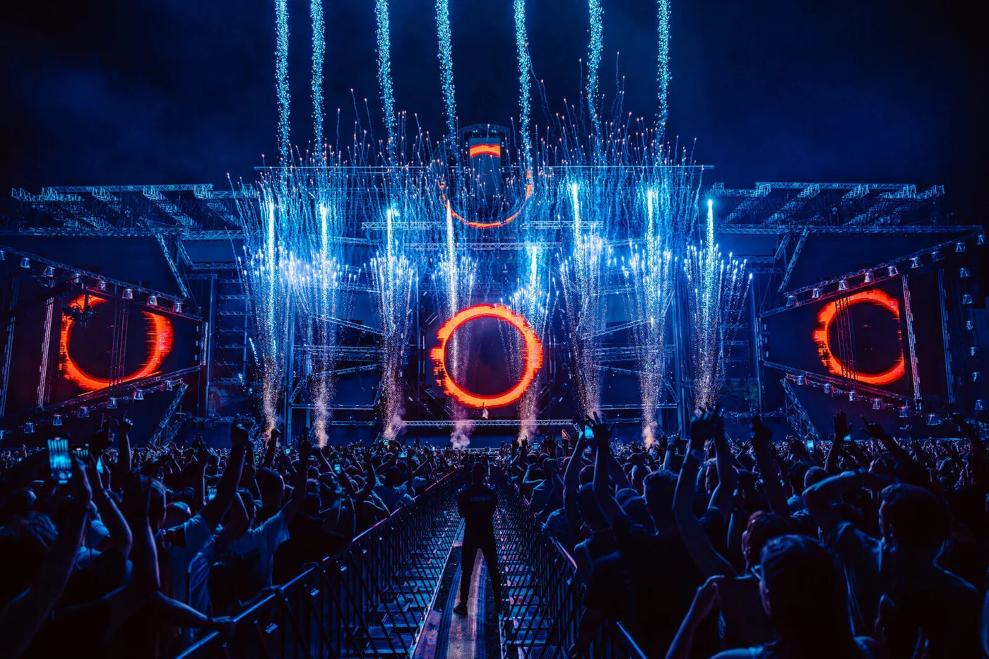 Ultra Europe – blå Resistance-produksjon med lysstråler og publikum i 2025