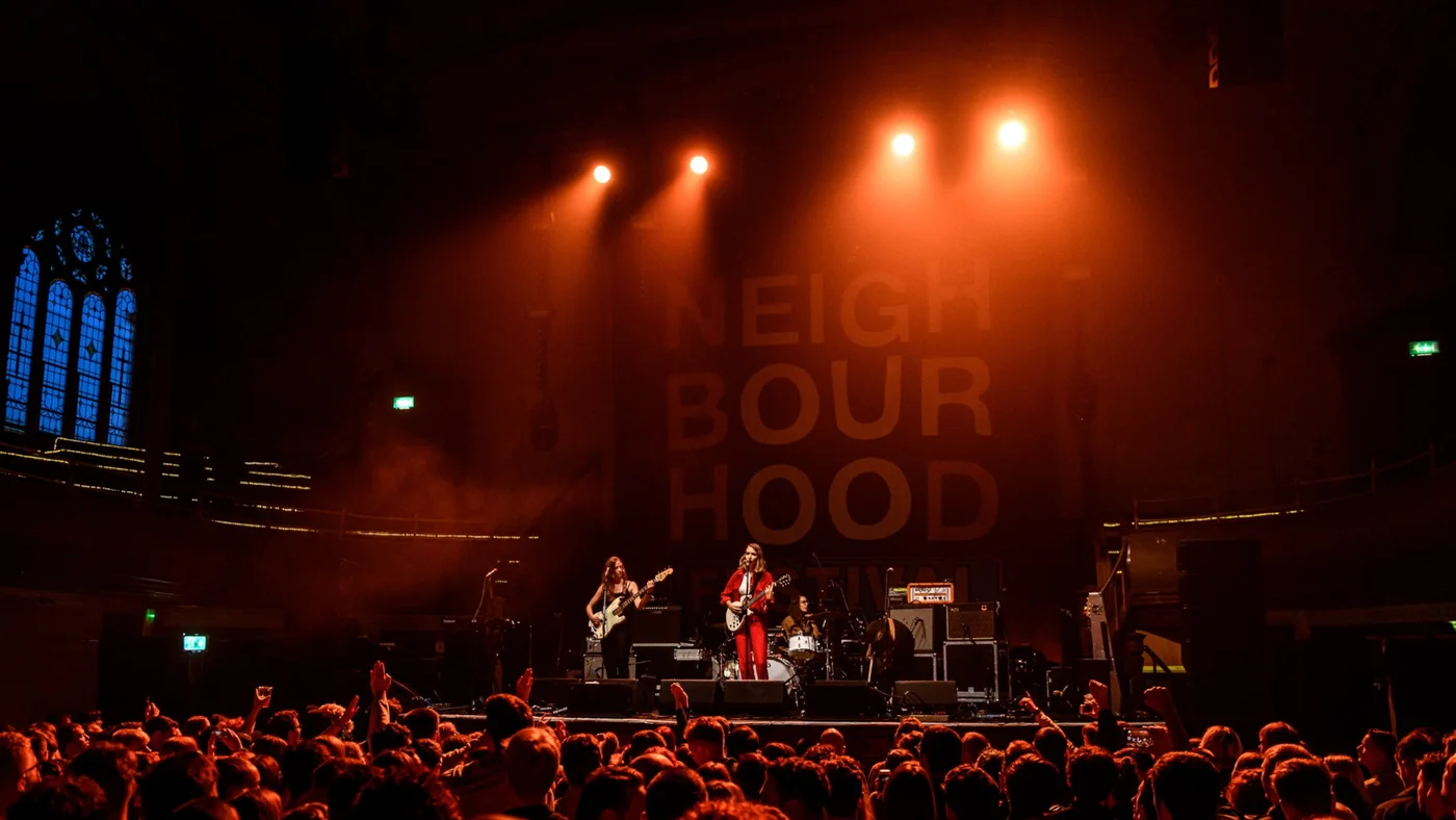 Publikum og scenen under Neighbourhood Festival i Manchester.