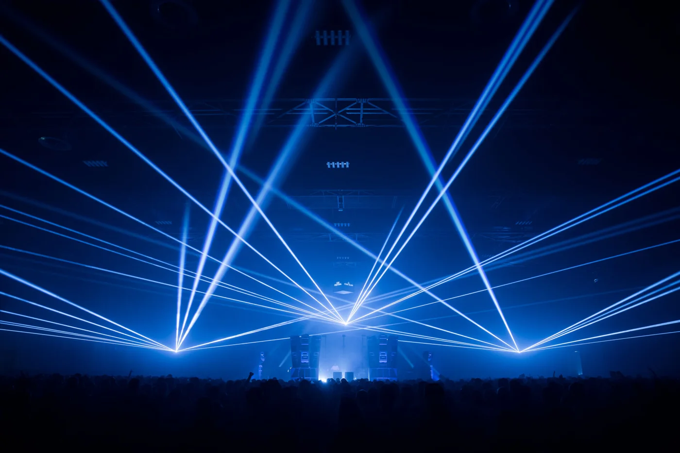 Club to Club (C2C) Festival: Blå lasere over festivalpublikummet.