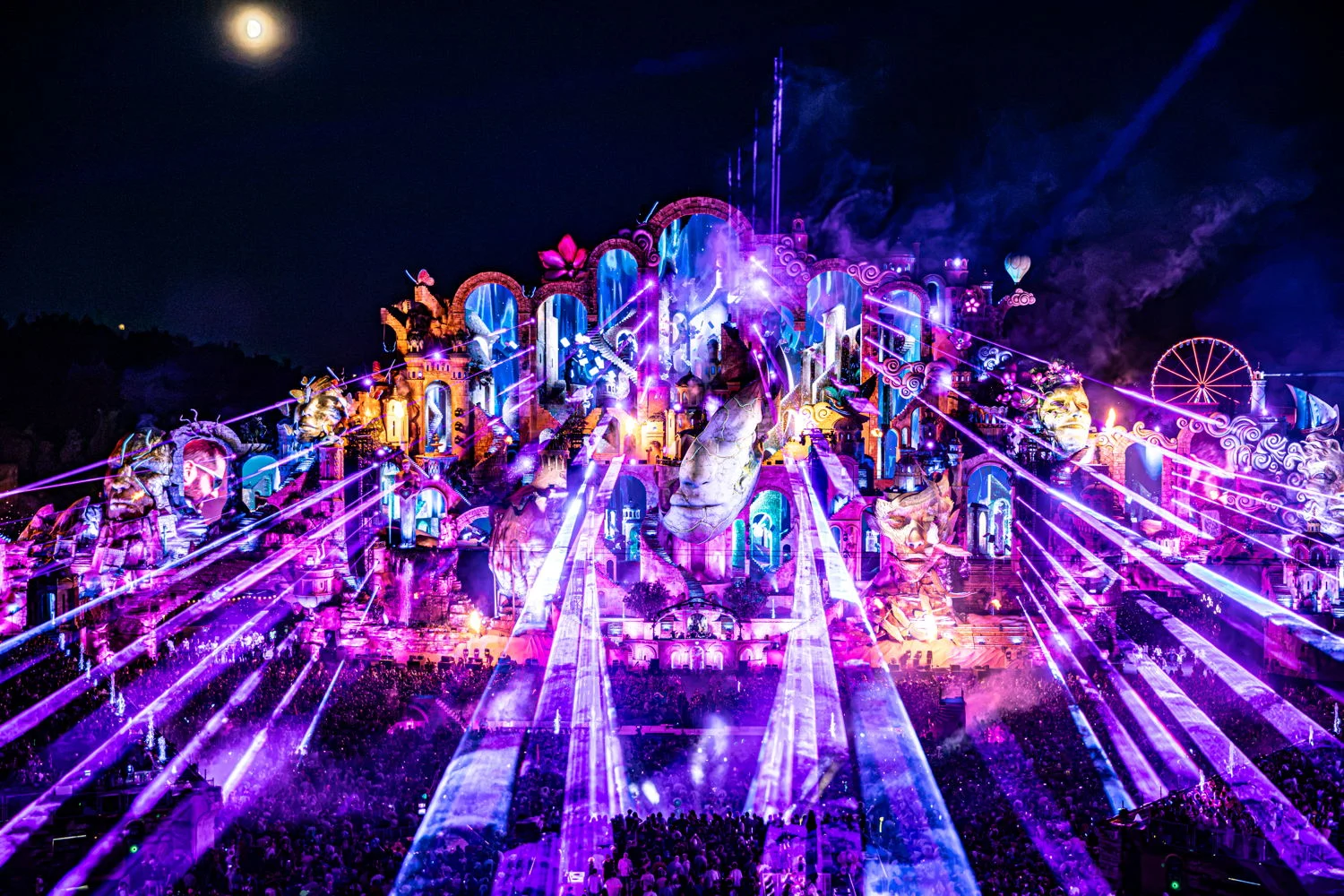 Tomorrowland Belgium 2026 med lilla laserlys over Consciencia-hovedscenen