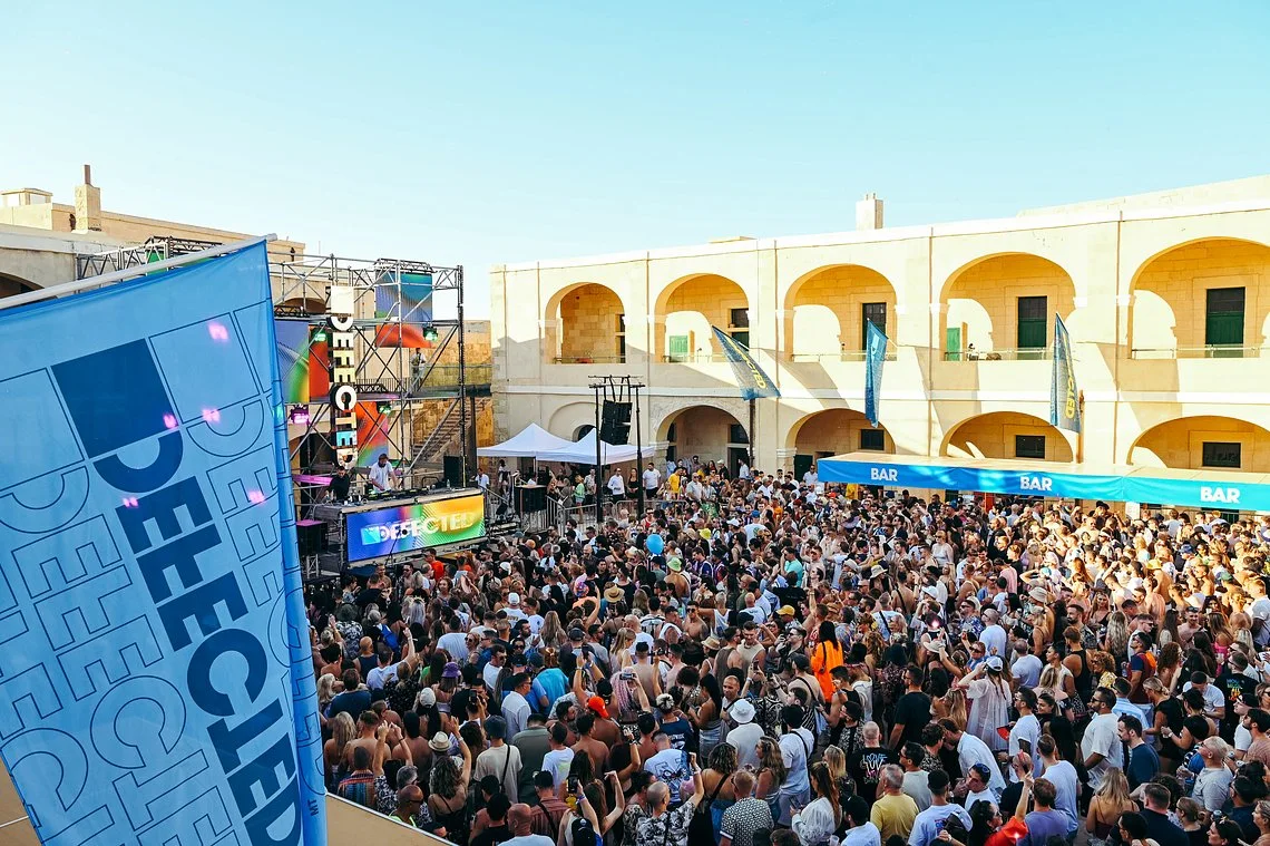 Defected Malta: Publikum fyller gårdsrommet på Malta.