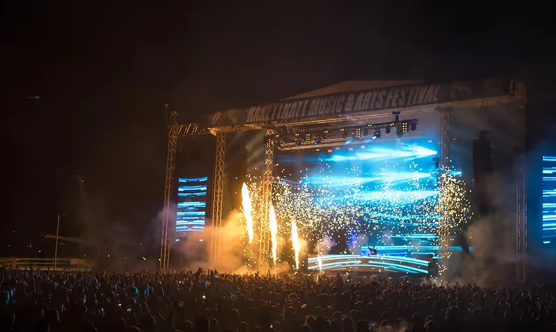 Rakettnatt Music and Arts Festival – festivalstemning med scenelys