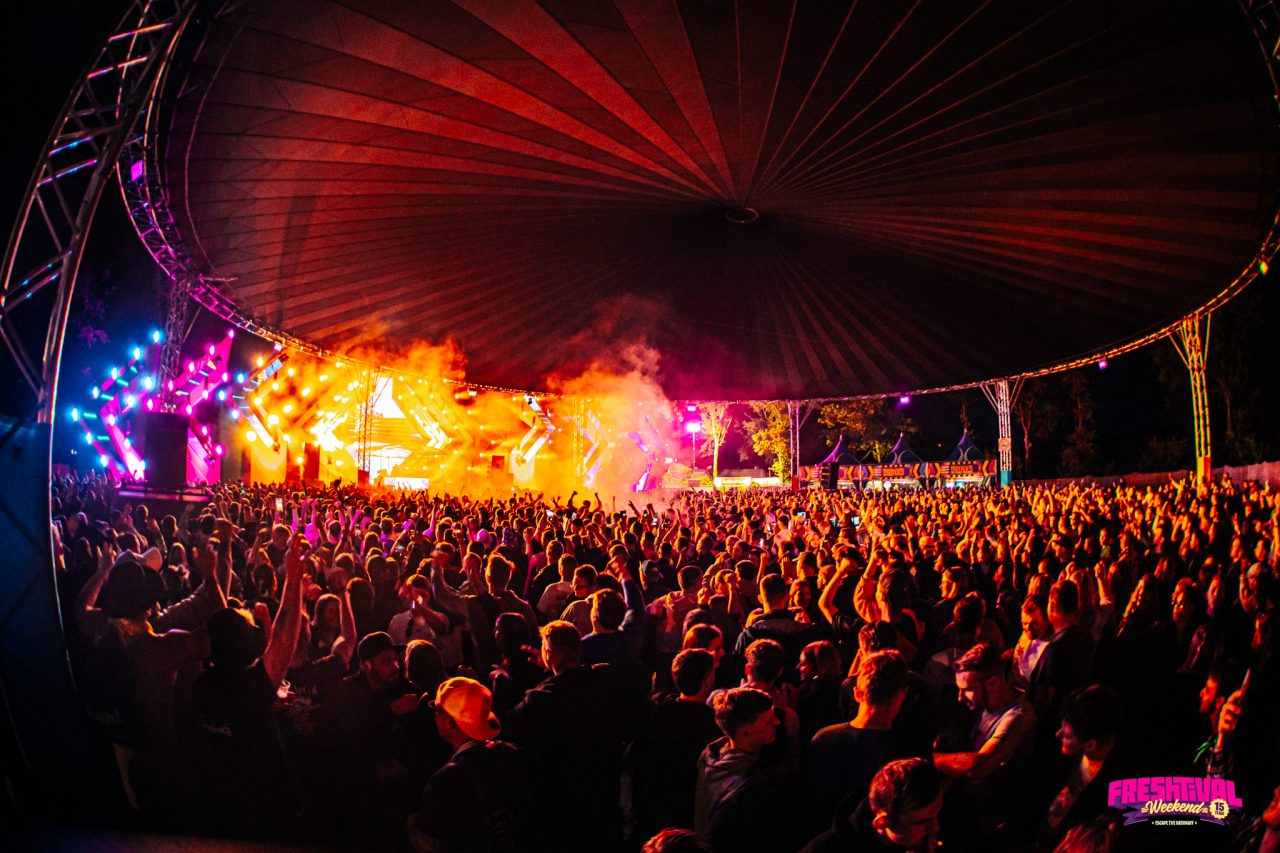 Freshtival med tett publikum under teltet og opplyst scene