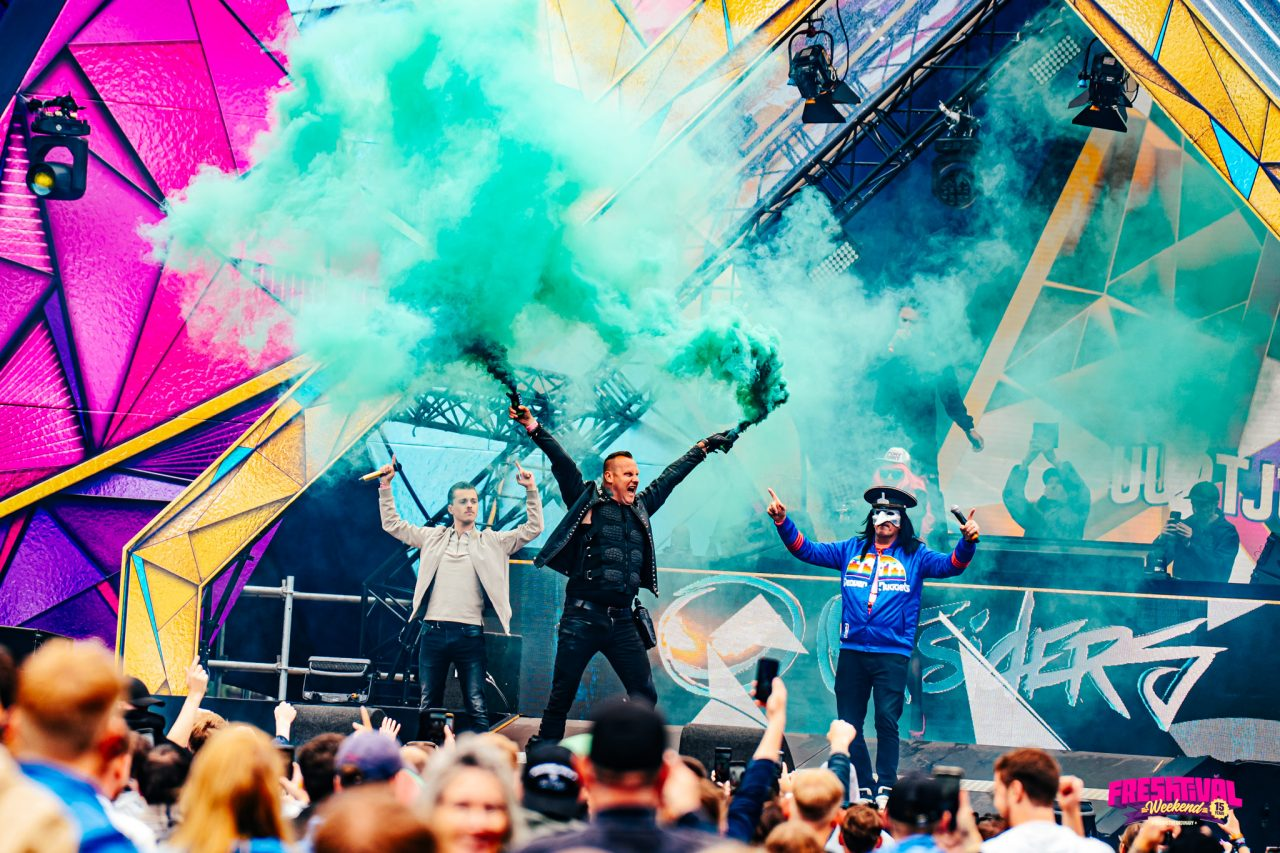 Freshtival med røykfarger, scene og publikum på dagtid