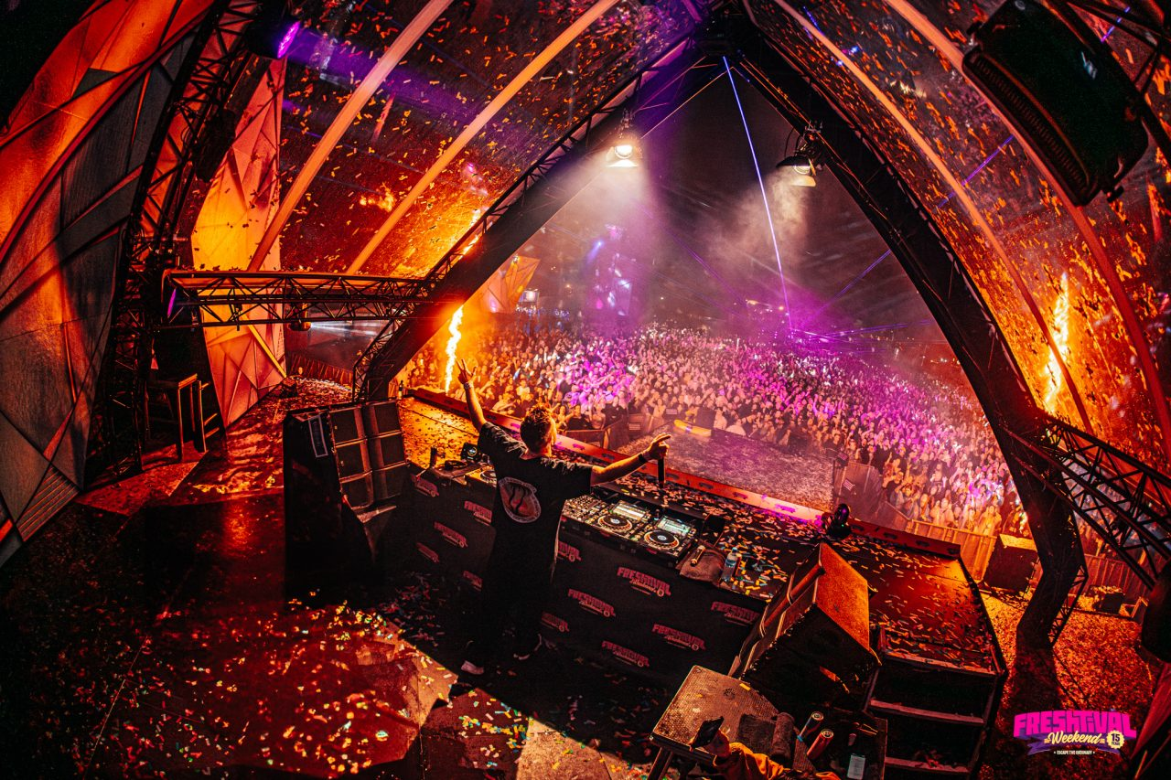 DJ sett fra scenen over et stort Freshtival-publikum