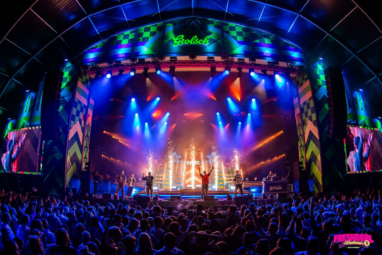 Freshtivals hovedscene med konsert og publikum under blått scenelys