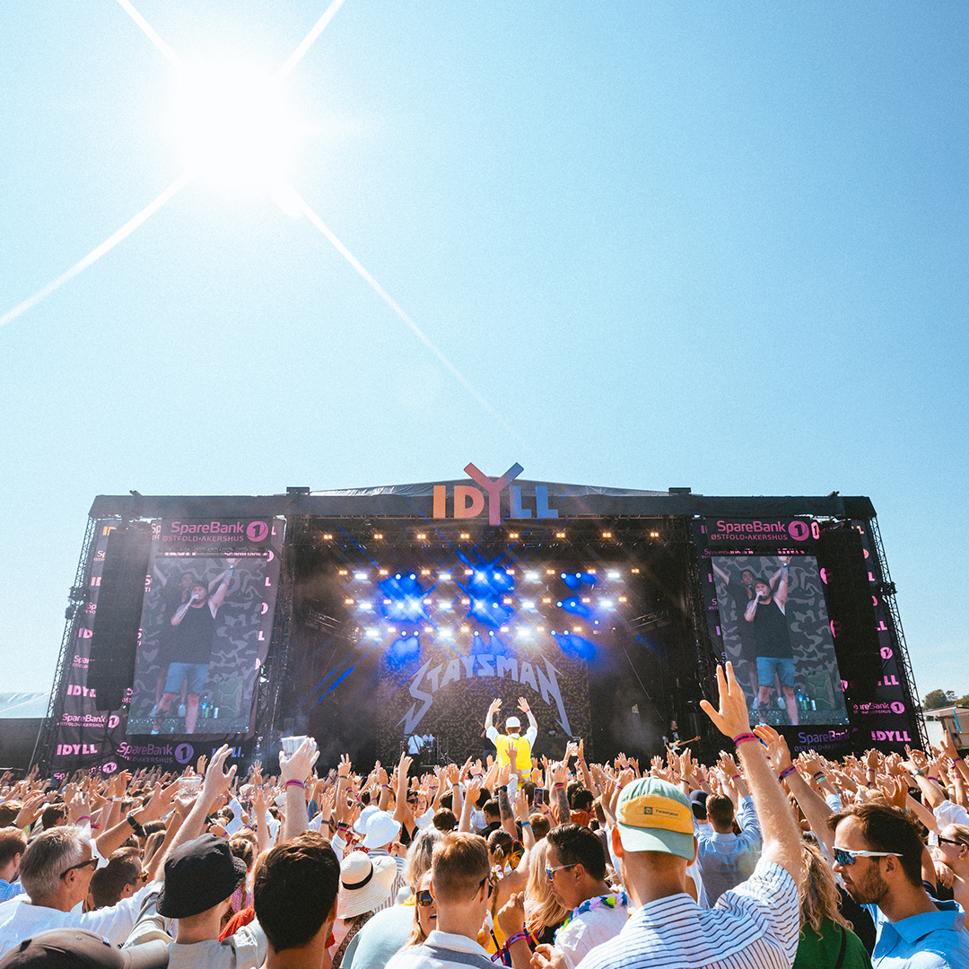 Idyllfestivalen med scene og publikum ved Isegran
