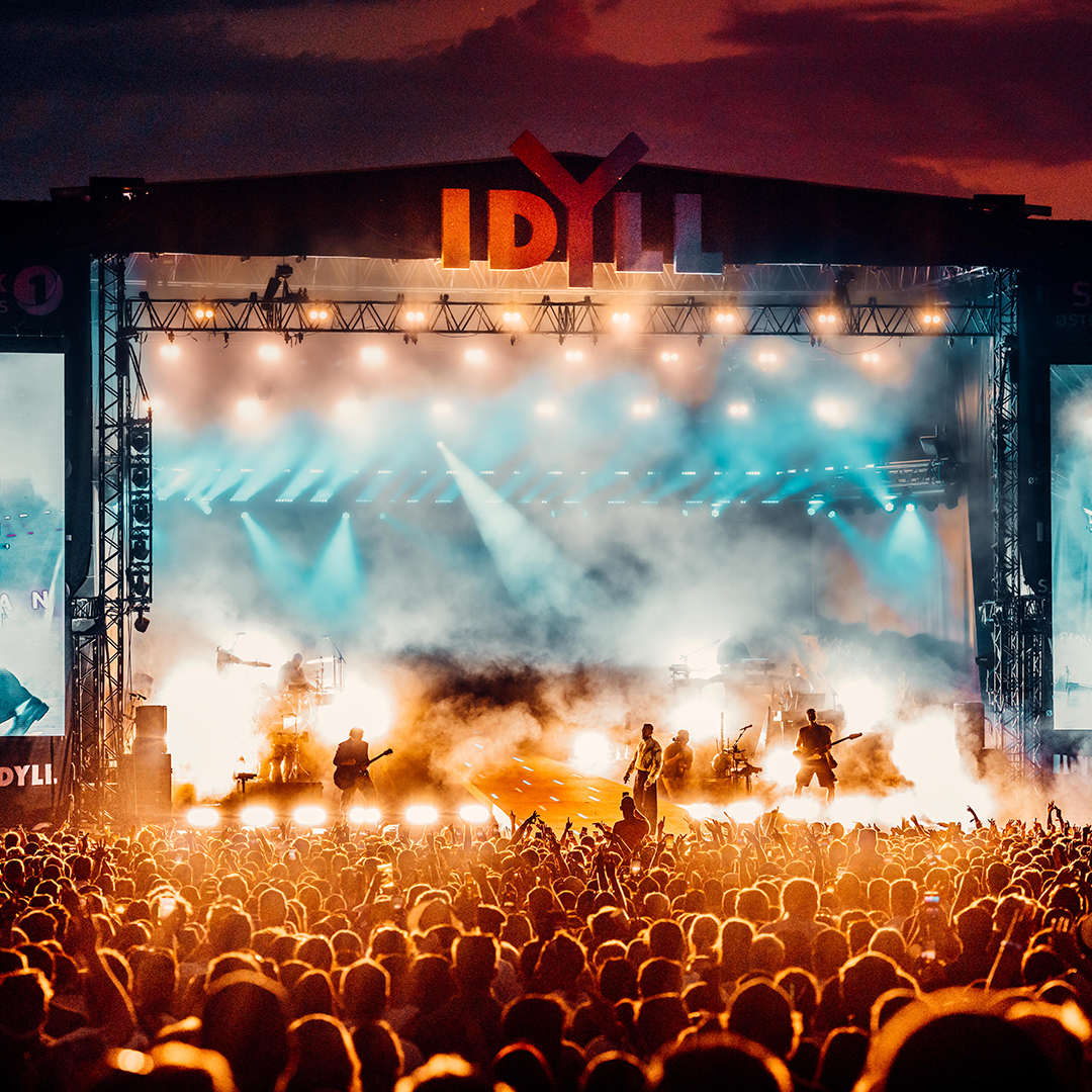 Festivalstemning med publikum og scenelys på Idyllfestivalen