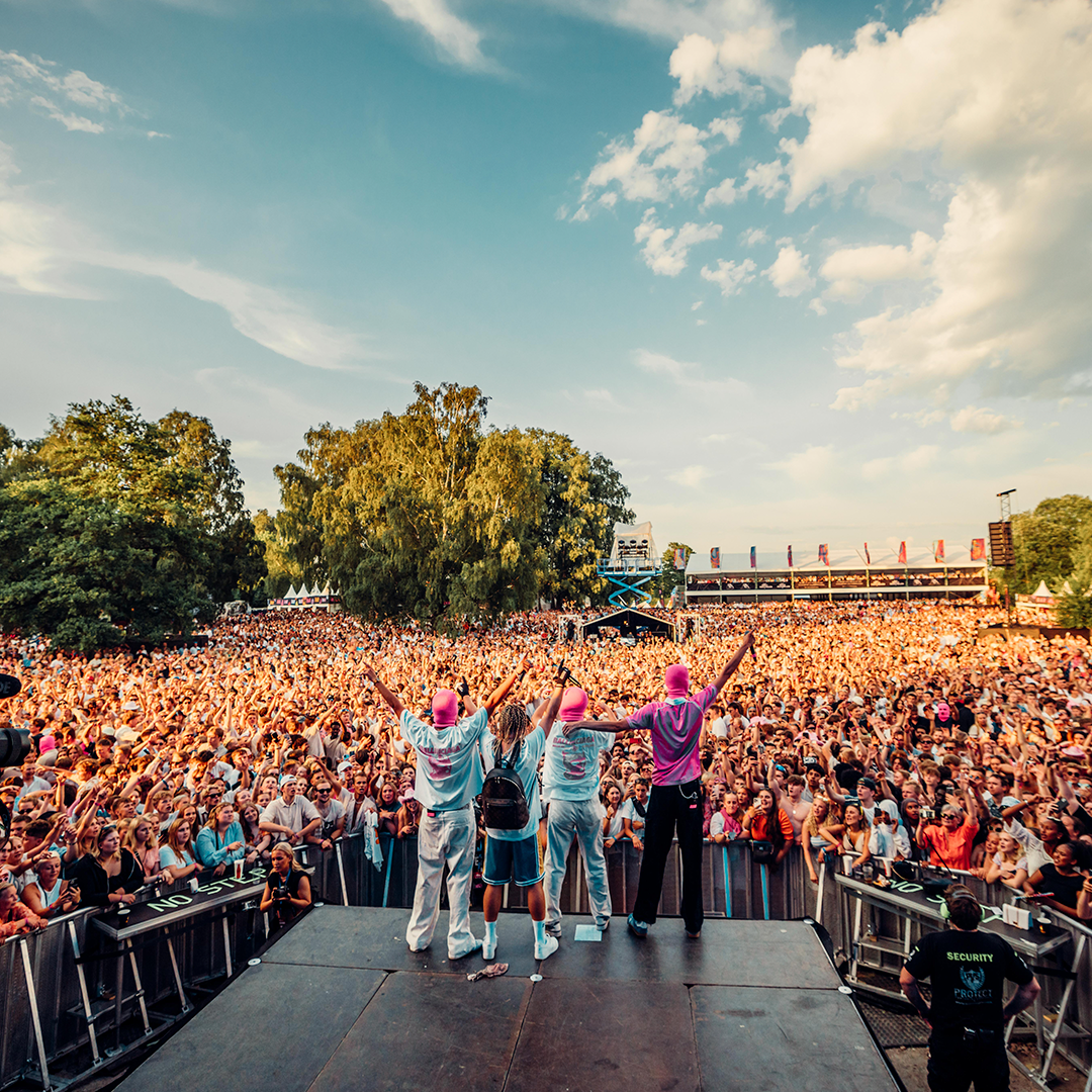 Idyllfestivalen med publikum, scene og sommerstemning