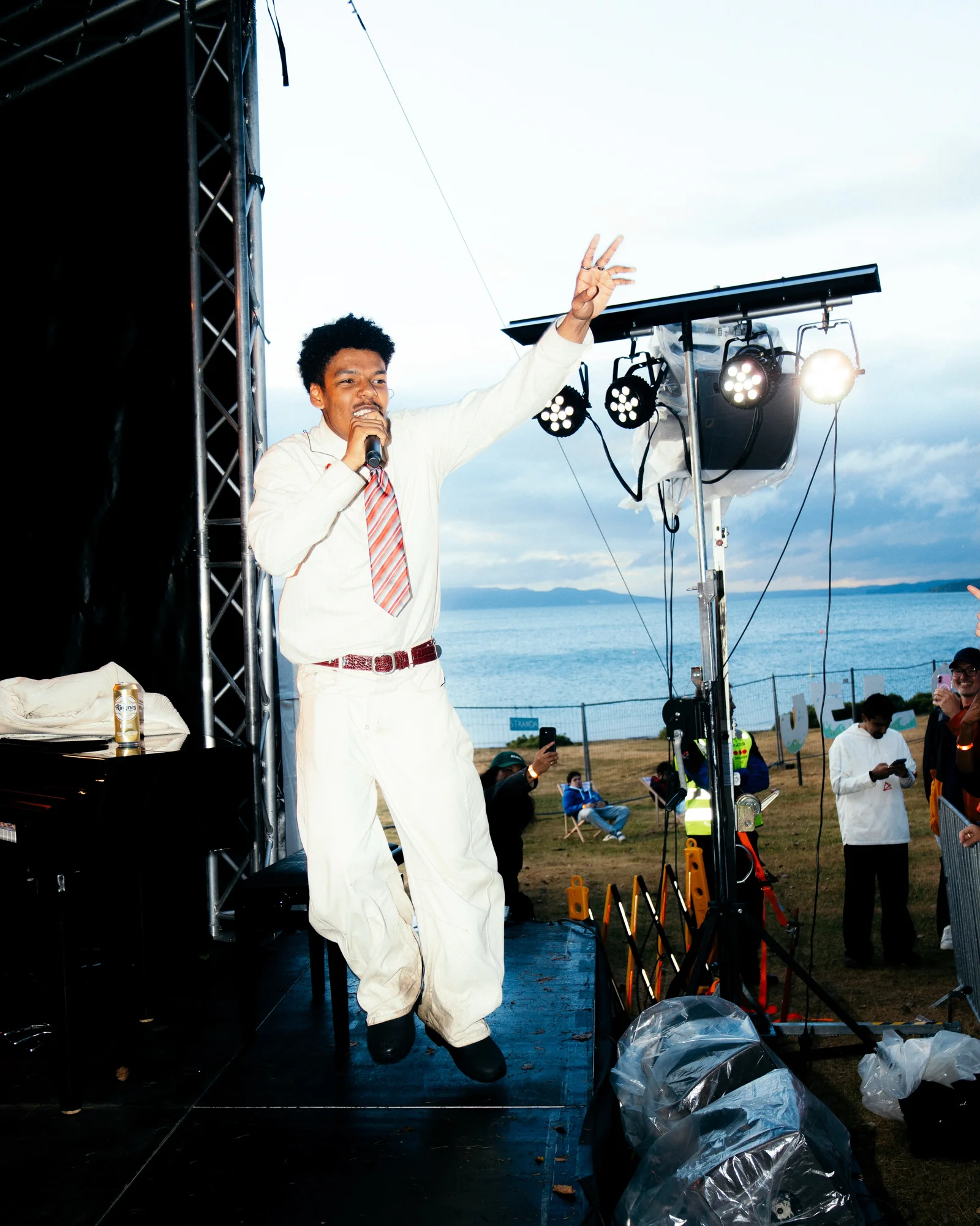 Makosir på scenen under Jeløyafestivalen 2026, med lysrigg, publikum og sjøen bak scenen